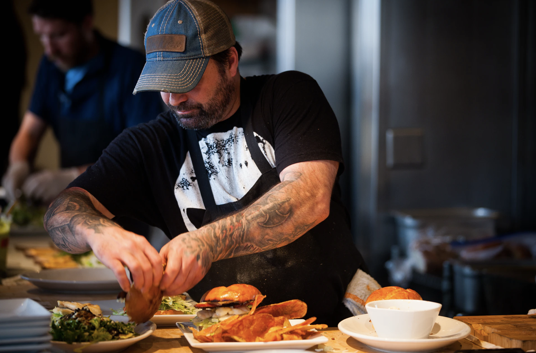 Een foto van een kok die hamburgers maakt. Uiteraard besteld via de Onesix Kiosk